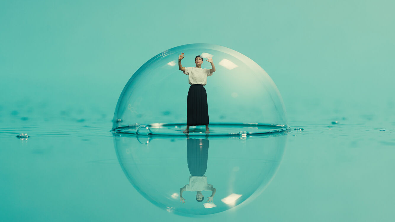 TAN LEJOS Y A LA VEZ TAN CERCA