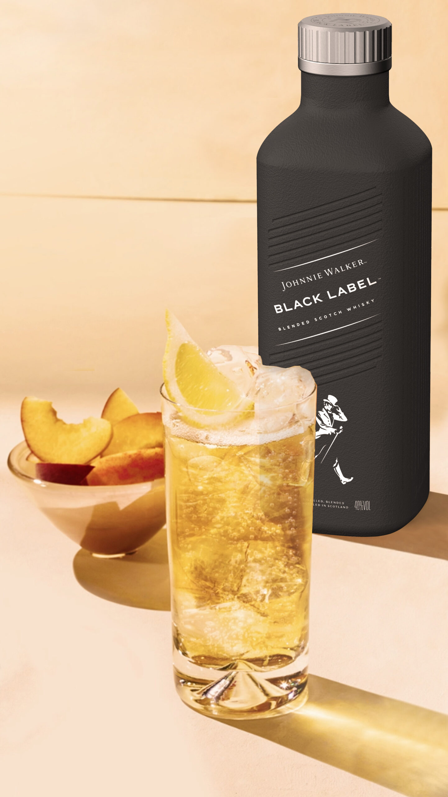 Johnnie Walker presenta su nueva botella de papel
